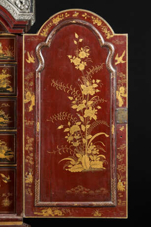 A WILLIAM AND MARY ‘NASHIJI’ AND GILT-JAPANNED SCRETAIRE-CABINET - photo 6