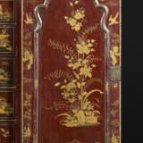 A WILLIAM AND MARY ‘NASHIJI’ AND GILT-JAPANNED SCRETAIRE-CABINET - photo 6