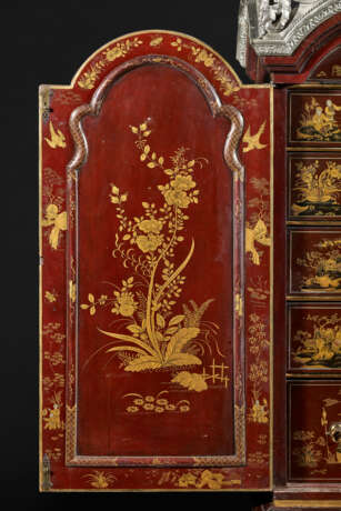 A WILLIAM AND MARY ‘NASHIJI’ AND GILT-JAPANNED SCRETAIRE-CABINET - photo 7