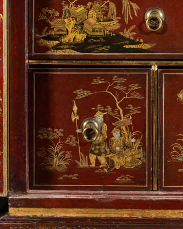 A WILLIAM AND MARY ‘NASHIJI’ AND GILT-JAPANNED SCRETAIRE-CABINET - photo 8