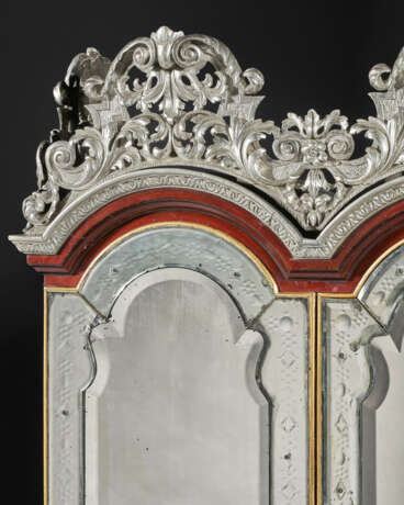 A WILLIAM AND MARY ‘NASHIJI’ AND GILT-JAPANNED SCRETAIRE-CABINET - photo 9