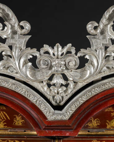 A WILLIAM AND MARY ‘NASHIJI’ AND GILT-JAPANNED SCRETAIRE-CABINET - photo 10