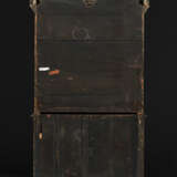 A WILLIAM AND MARY ‘NASHIJI’ AND GILT-JAPANNED SCRETAIRE-CABINET - photo 11