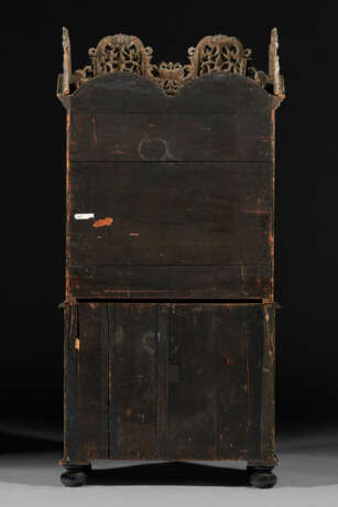 A WILLIAM AND MARY ‘NASHIJI’ AND GILT-JAPANNED SCRETAIRE-CABINET - photo 11