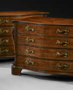 Комоды. A PAIR OF GEORGE III MAHOGANY SERPENTINE COMMODES