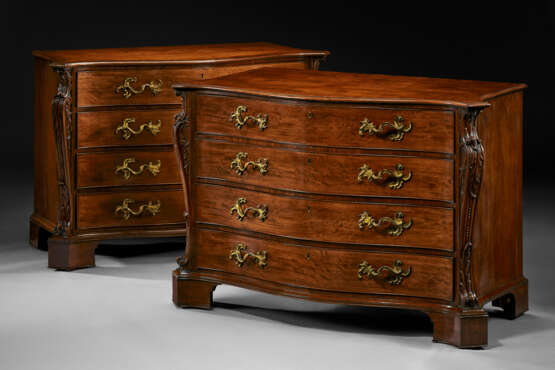 A PAIR OF GEORGE III MAHOGANY SERPENTINE COMMODES - photo 1