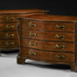 A PAIR OF GEORGE III MAHOGANY SERPENTINE COMMODES - Jetzt bei der Auktion