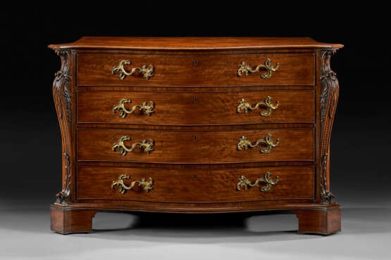 A PAIR OF GEORGE III MAHOGANY SERPENTINE COMMODES - photo 2