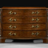 A PAIR OF GEORGE III MAHOGANY SERPENTINE COMMODES - photo 2