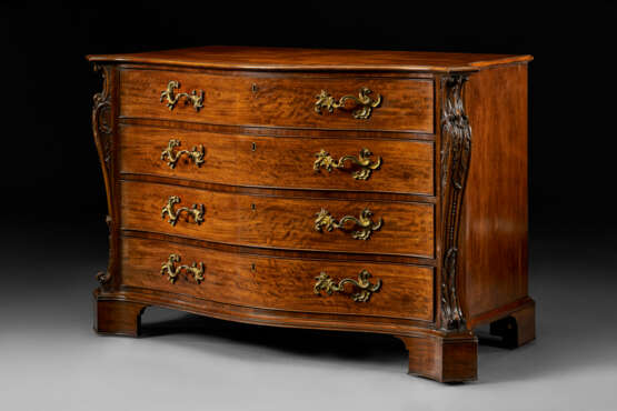 A PAIR OF GEORGE III MAHOGANY SERPENTINE COMMODES - photo 3