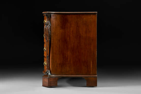 A PAIR OF GEORGE III MAHOGANY SERPENTINE COMMODES - photo 4