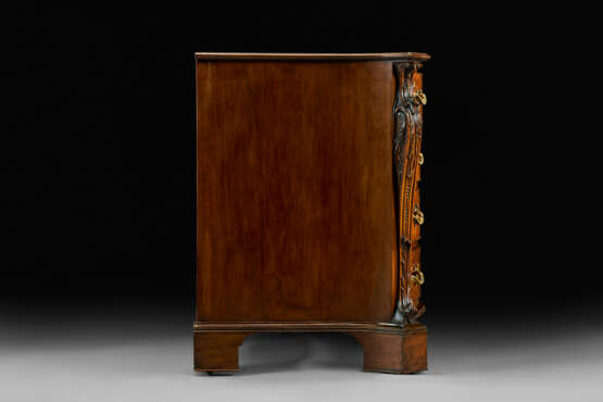 A PAIR OF GEORGE III MAHOGANY SERPENTINE COMMODES - photo 5