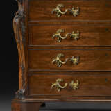 A PAIR OF GEORGE III MAHOGANY SERPENTINE COMMODES - photo 7