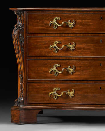 A PAIR OF GEORGE III MAHOGANY SERPENTINE COMMODES - photo 7