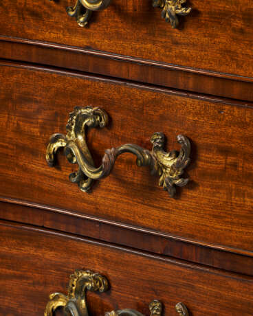 A PAIR OF GEORGE III MAHOGANY SERPENTINE COMMODES - photo 8