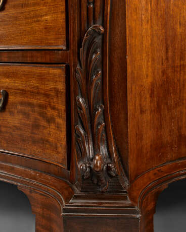 A PAIR OF GEORGE III MAHOGANY SERPENTINE COMMODES - photo 9