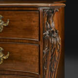 A PAIR OF GEORGE III MAHOGANY SERPENTINE COMMODES - photo 10