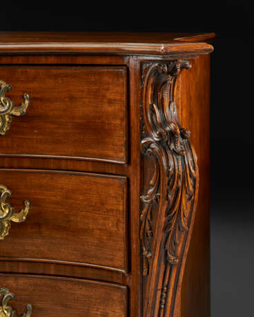 A PAIR OF GEORGE III MAHOGANY SERPENTINE COMMODES - photo 10