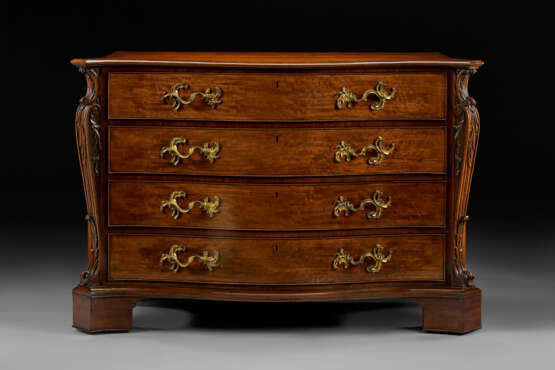 A PAIR OF GEORGE III MAHOGANY SERPENTINE COMMODES - photo 11