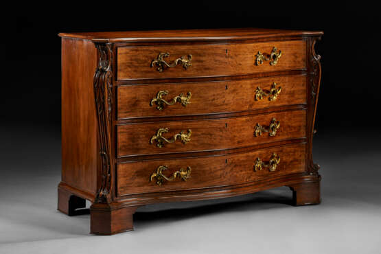 A PAIR OF GEORGE III MAHOGANY SERPENTINE COMMODES - photo 12