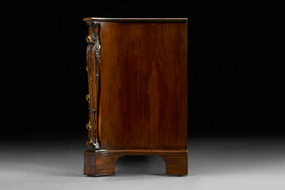 A PAIR OF GEORGE III MAHOGANY SERPENTINE COMMODES - photo 13