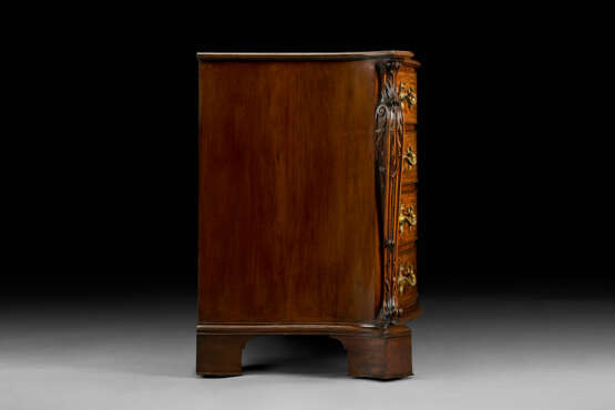 A PAIR OF GEORGE III MAHOGANY SERPENTINE COMMODES - photo 14