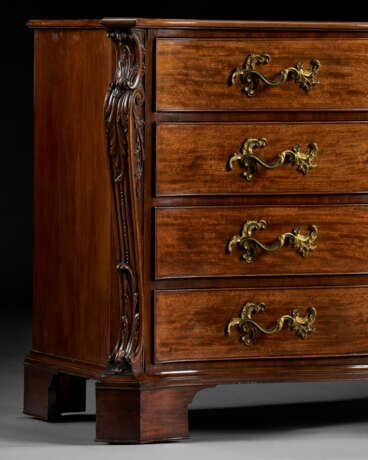 A PAIR OF GEORGE III MAHOGANY SERPENTINE COMMODES - photo 16