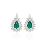 PAIR OF EMERALD AND DIAMOND PENDANTS - фото 3