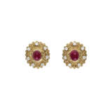 VAN CLEEF & ARPELS PAIRE DE BOUCLES D’OREILLES ACCOMPAGNÉE D’UNE BAGUE NON SIGNÉE RUBIS ET DIAMANTS - photo 6