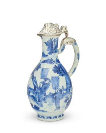 A SILVER-MOUNTED CHINESE PORCELAIN BLUE AND WHITE JUG AND COVER - фото 1