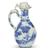 A SILVER-MOUNTED CHINESE PORCELAIN BLUE AND WHITE JUG AND COVER - фото 3