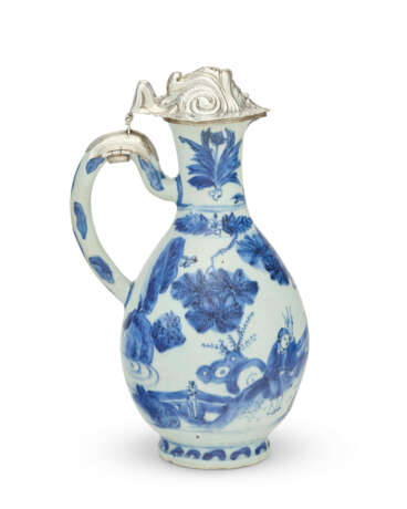 A SILVER-MOUNTED CHINESE PORCELAIN BLUE AND WHITE JUG AND COVER - фото 3