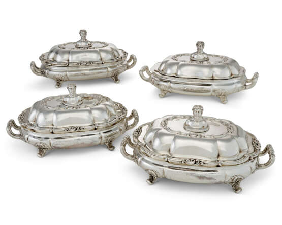 A SET OF THREE GEORGE IV SILVER ENTR&#201;E DISHES, FOUR COVERS AND FOUR SILVER-PLATED WARMING STANDS - Foto 1