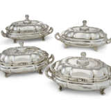 A SET OF THREE GEORGE IV SILVER ENTR&#201;E DISHES, FOUR COVERS AND FOUR SILVER-PLATED WARMING STANDS - Foto 1