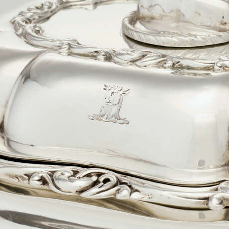 A SET OF THREE GEORGE IV SILVER ENTR&#201;E DISHES, FOUR COVERS AND FOUR SILVER-PLATED WARMING STANDS - Foto 2