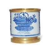 AN ORMOLU-MOUNTED CHINESE PORCELAIN BLUE AND WHITE CACHE-POT - photo 2