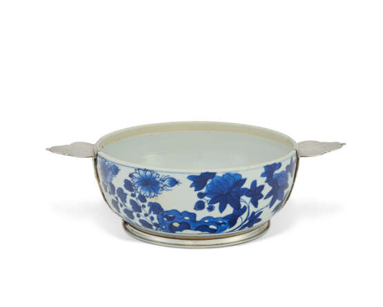 A REGENCE SILVER-MOUNTED CHINESE PORCELAIN BLUE AND WHITE TWO-HANDLED BOWL - фото 1