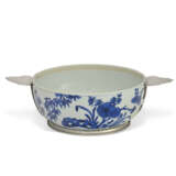 A REGENCE SILVER-MOUNTED CHINESE PORCELAIN BLUE AND WHITE TWO-HANDLED BOWL - фото 2