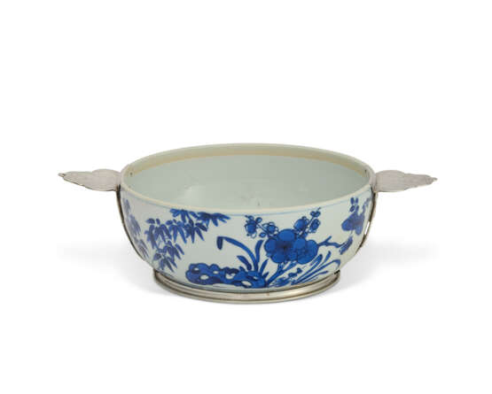 A REGENCE SILVER-MOUNTED CHINESE PORCELAIN BLUE AND WHITE TWO-HANDLED BOWL - фото 2