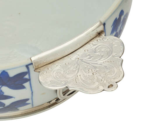 A REGENCE SILVER-MOUNTED CHINESE PORCELAIN BLUE AND WHITE TWO-HANDLED BOWL - фото 3