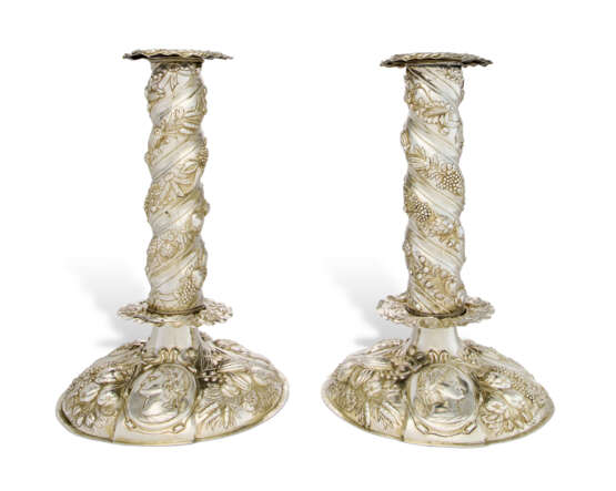 A PAIR OF GERMAN LARGE SILVER CANDLESTICKS - Foto 1