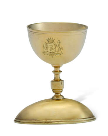 A CONTINENTAL SILVER-GILT DOUBLE-SIDED EGG CUP - фото 1