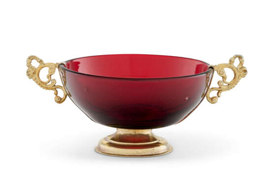 A GERMAN SILVER-GILT MOUNTED RUBY GLASS TWO-HANDLED BOWL - фото 1