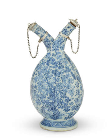 A CONTINENTAL SILVER-MOUNTED CHINESE PORCELAIN BLUE AND WHITE DOUBLE BOTTLE - photo 1