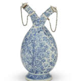 A CONTINENTAL SILVER-MOUNTED CHINESE PORCELAIN BLUE AND WHITE DOUBLE BOTTLE - photo 2