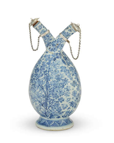 A CONTINENTAL SILVER-MOUNTED CHINESE PORCELAIN BLUE AND WHITE DOUBLE BOTTLE - photo 2