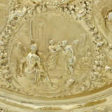 A CONTINENTAL SILVER-GILT LARGE SIDEBOARD DISH - Foto 2