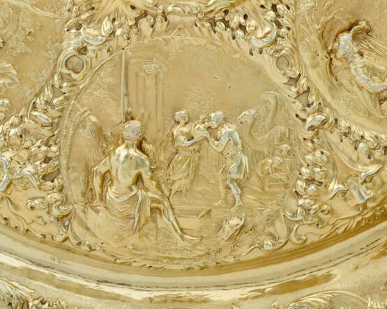 A CONTINENTAL SILVER-GILT LARGE SIDEBOARD DISH - Foto 2