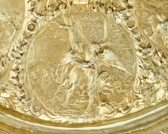 A CONTINENTAL SILVER-GILT LARGE SIDEBOARD DISH - Foto 4