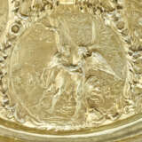 A CONTINENTAL SILVER-GILT LARGE SIDEBOARD DISH - Foto 4